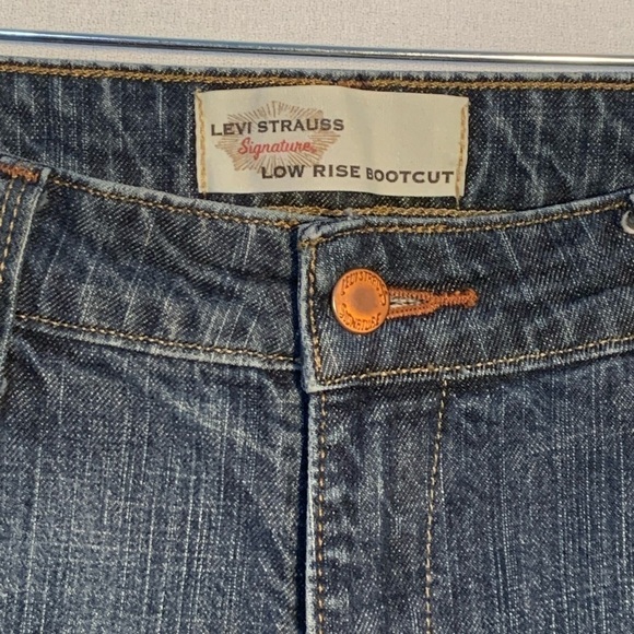 Levi Strauss Signature | Size 10 | Low Rise Boot Cut | Misses Short 29” Jeans - Picture 4 of 10